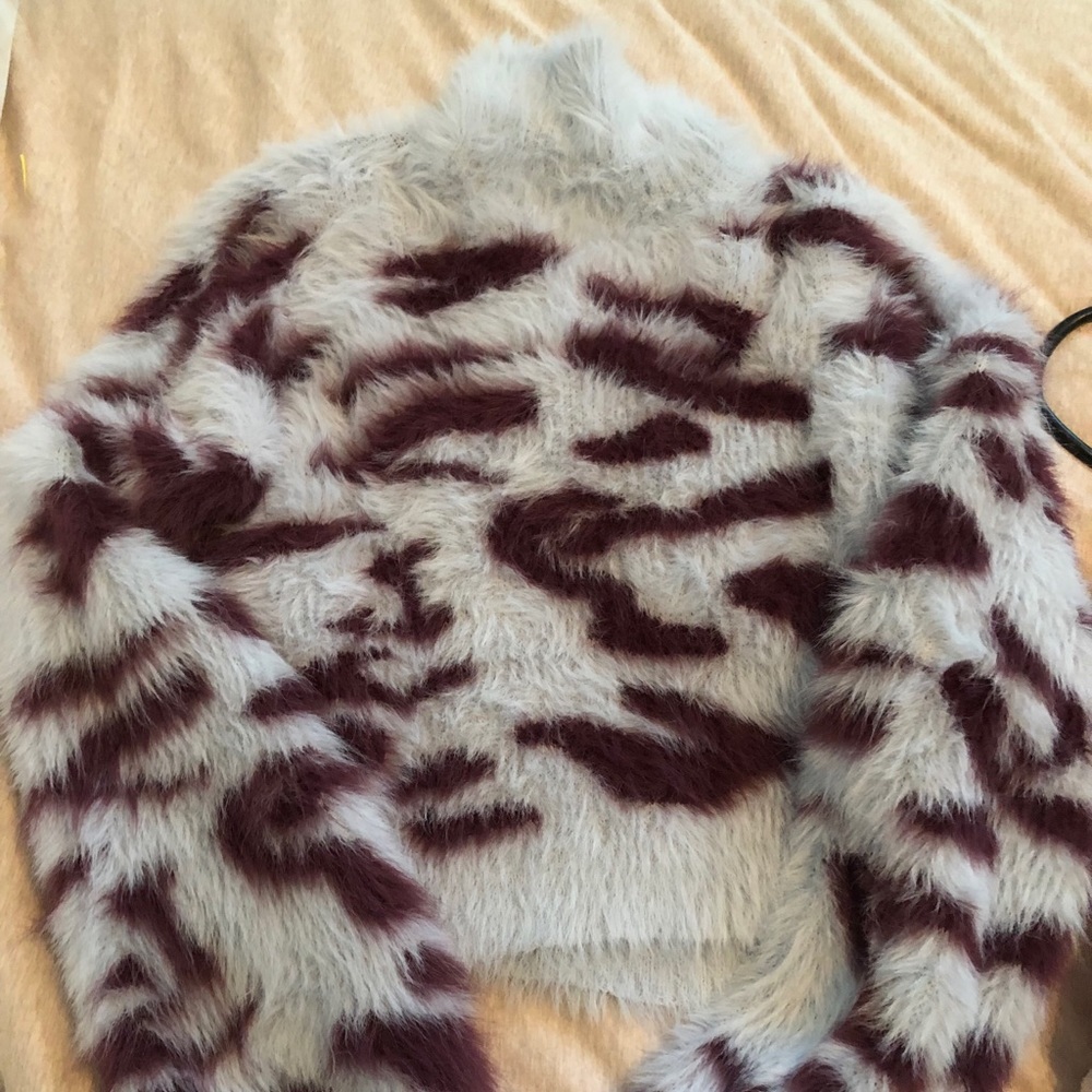 Lulu’s fuzzy sweater - Picture 2 of 6